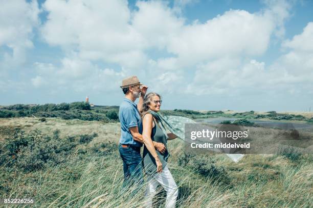 gelukkige senior paar - couple dunes stockfoto's en -beelden