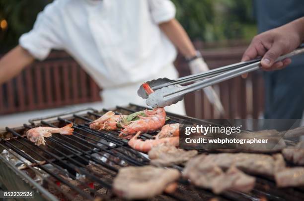 zeevruchten op de barbecue grill - prawn stockfoto's en -beelden