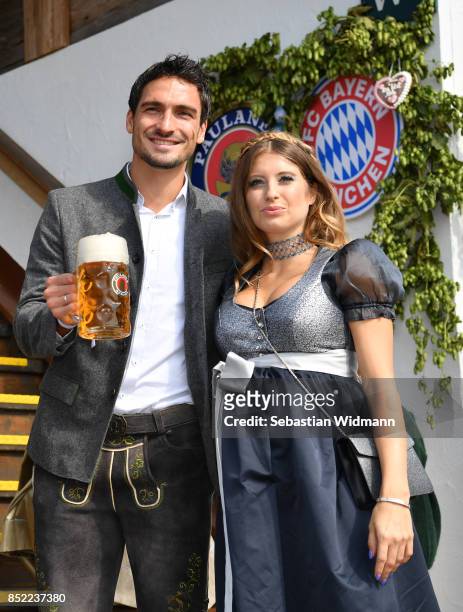 Mats Hummels of FC Bayern Muenchen and his wife Cathy attend the Oktoberfest beer festival at Kaefer Wiesnschaenke tent at Theresienwiese on...