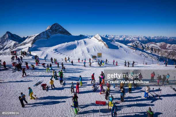 austria, zillertal, exterior - mountain snow skiing foto e immagini stock