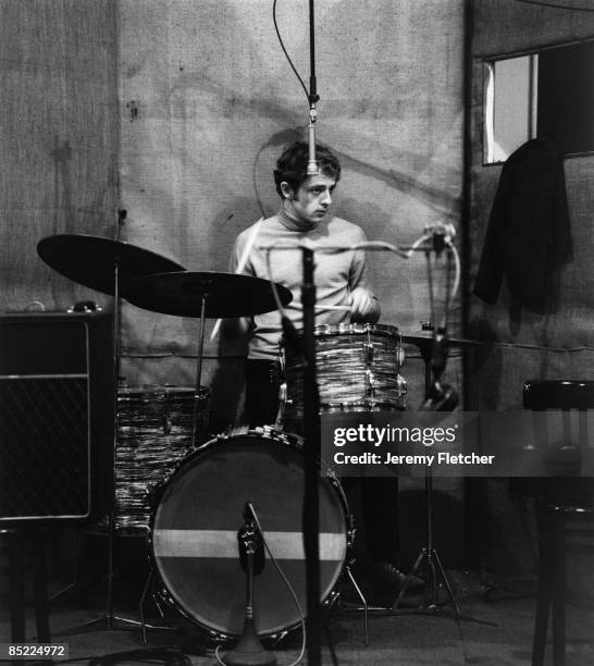 Photo of Mike HUGG and MANFRED MANN, Mike Hugg recording in studio