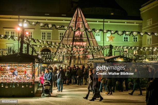 austria, salzburg, exterior - domplatz salzburg stockfoto's en -beelden