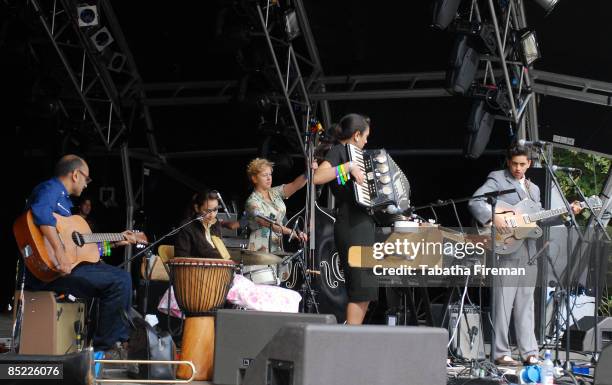 Photo of Kitty, Daisy & Lewis @ Bestival - 09/09/06, Kitty, Daisy & Lewis on the main stage @ Bestival - 09/09/06