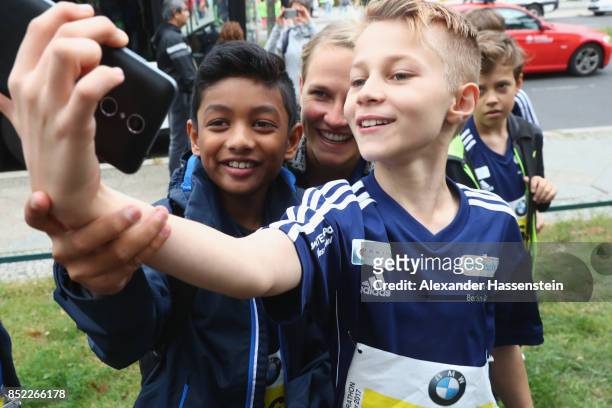 Lisa Hahner poses for pictures with starters for the school mini Marathon ahead of the BMW Berlin Marathon 2017 on September 23, 2017 in Berlin,...