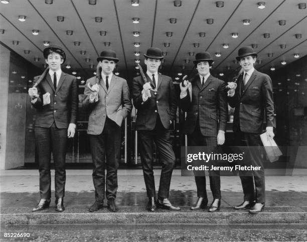 Photo of Tony HICKS and HOLLIES and Graham NASH and Eric HAYDOCK and Bobby ELLIOTT and Allan CLARKE; L to R: Tony Hicks, Eric Haydock, Bobby Elliott,...