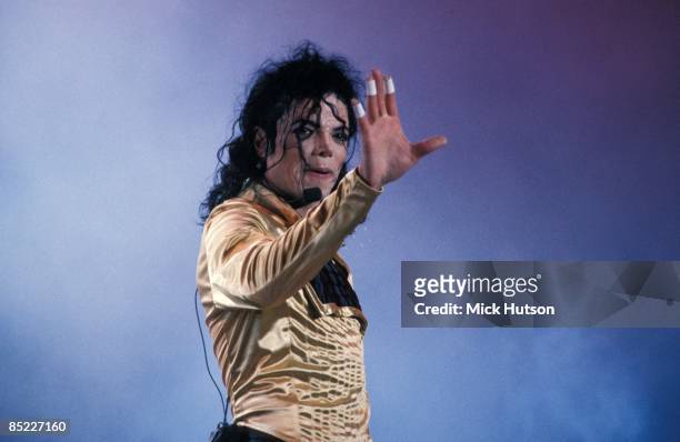 Photo of Michael JACKSON, Michael Jackson performing on stage, hand out - Dangerous Tour