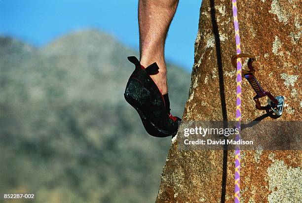 rock climber's foot and rope, close-up - equipamento de alpinismo imagens e fotografias de stock