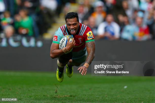 Alofa Alofa of Harlequins scores a try during the Aviva Premiership match between Harlequins and Leicester Tigers at Twickenham Stoop on September...