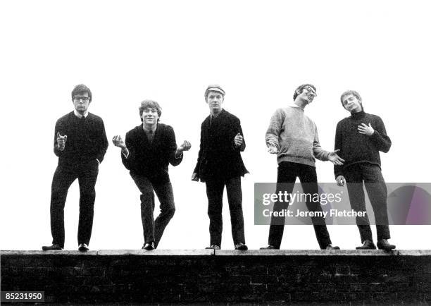 Photo of MANFRED MANN; L-R: Manfred Mann, Paul Jones, Mike Vickers, Tom McGuinness, Mike Hugg - posed, group shot