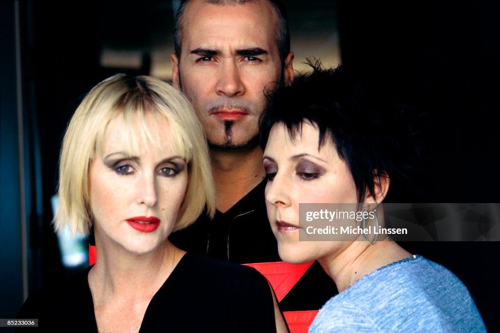 Photo of HUMAN LEAGUE; L-R Suzanne Sulley, Phil Oakey, Joanne