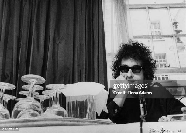 Photo of Bob DYLAN; posed at press conference at The Savoy