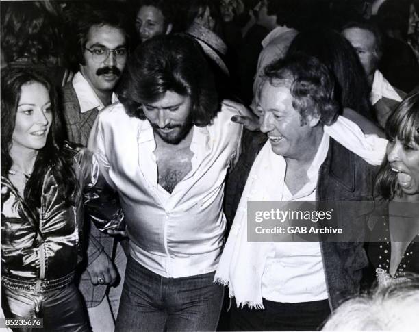 Photo of Linda GIBB and Robert STIGWOOD and Barry GIBB