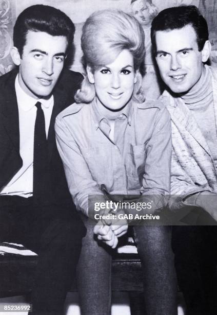 Photo of Tom SPRINGFIELD and Dusty SPRINGFIELD and Mike HURST and SPRINGFIELDS; L-R Mike Hurst, Dusty Springfield, Tom Springfield - posed, group...