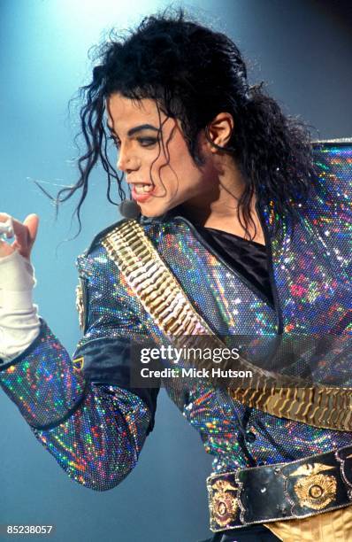 Photo of Michael JACKSON, Michael Jackson performing on stage - Dangerous Tour