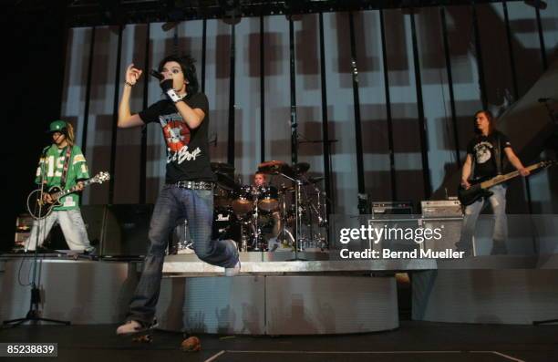 Photo of TOKIO HOTEL; Musik, Rock`N roll, Pop, Live in concert, Konzert, Nuernberg, Arena,, Tokio hotel, v.l. Gitarrist Tom, saenger bill,, drummer...