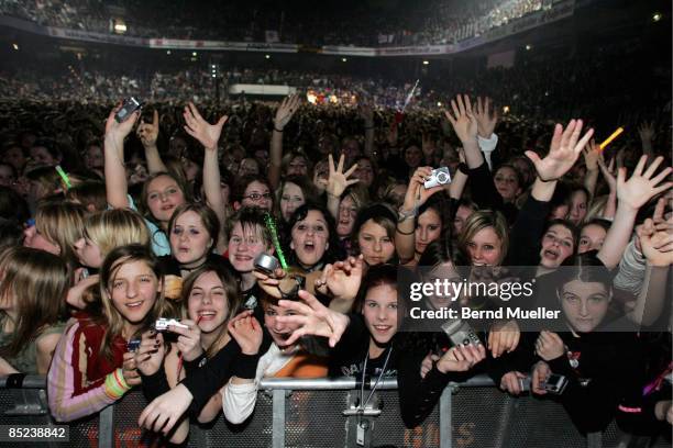 Circa 1970: Photo of FANS; Musik, Rock`N roll, Pop, Live in concert, Konzert, Nuernberg, Arena,, Tokio hotel, fans Hysterie, Masseneuphorie,, junge...