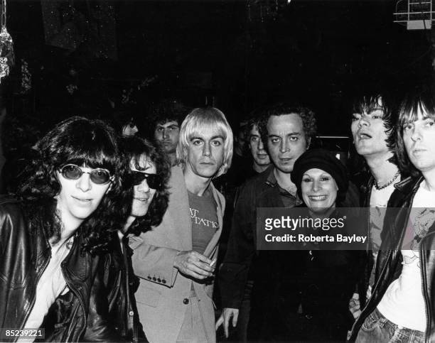 Iggy Pop with The Ramones and Seymour Stein or Sire Records at CBGB's, New York, April 1976. Left to right: Joey Ramone, Tommy Ramone, Iggy Pop,...