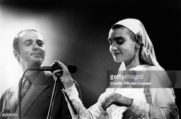 Photo of Peter GABRIEL and Sinead O'CONNOR, w/ Peter Gabriel at 'The Simple Truth'