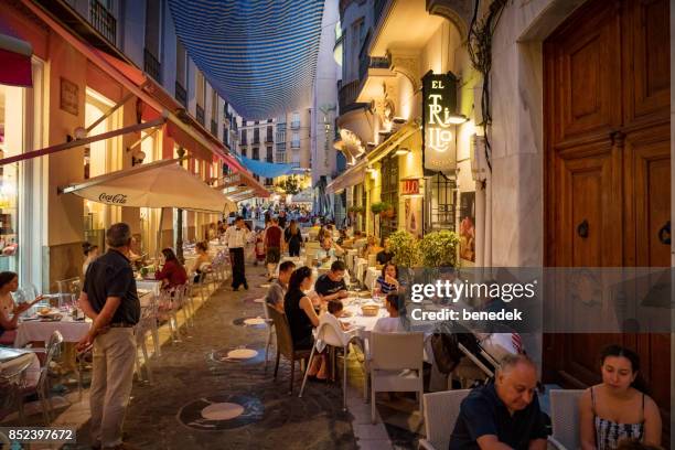 mensen hebben diner in het centrum van malaga andalusië spanje - málaga stockfoto's en -beelden