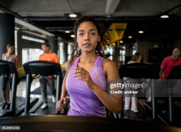ジムで走っている運動の女性 - トレッドミル　女性 ストックフォトと画像
