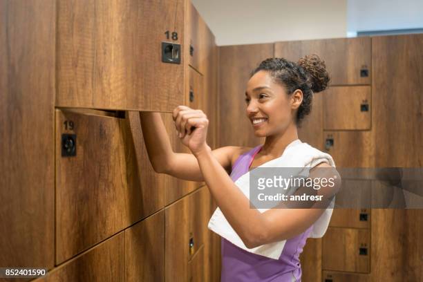 kvinna ändra skåp rum på gymmet - locker room bildbanksfoton och bilder