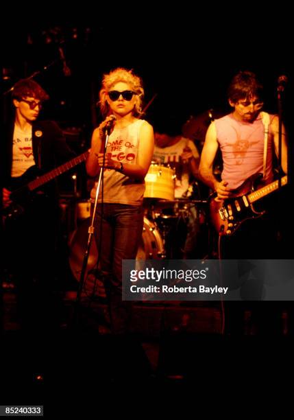 Photo of Debbie HARRY and BLONDIE and Gary VALENTINE and Clem BURKE, L to R: Gary Valentine, Debbie Harry, Clem Burke, Chris Stein