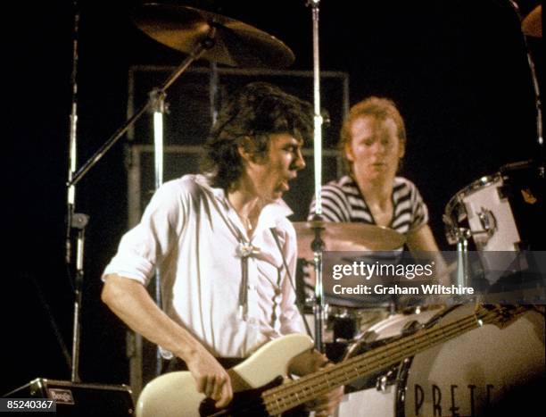 Photo of Pete Farndon and Martin Chambers and PRETENDERS, L-R. Pete Farndon, Martin Chambers.