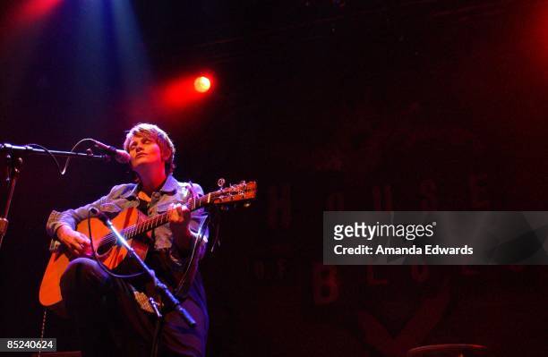 Photo of Shawn COLVIN, Shawn Colvin performing at the House of Blues on Sunset Strip in Los Angeles., 22 August, 2002