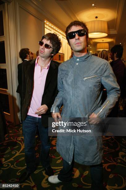 Photo of Liam GALLAGHER and Noel GALLAGHER and OASIS, Noel Gallagher, Liam Gallagher, posed