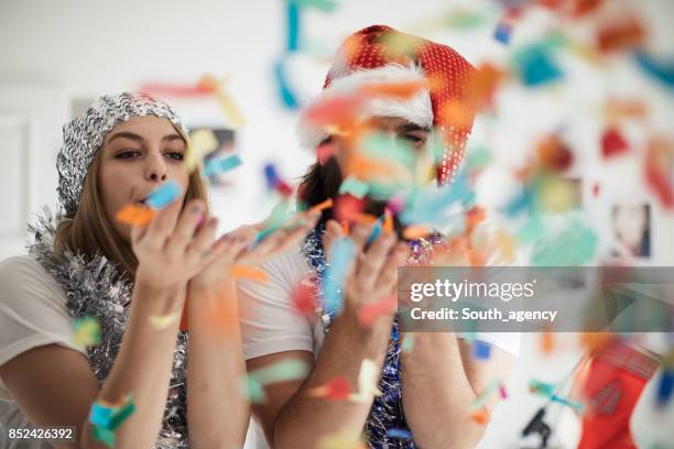 confetti plezier - kerstman cool stockfoto's en -beelden