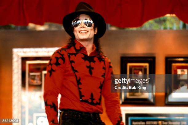 Photo of Michael JACKSON; Portrait of Michael Jackson, wearing hat and sunglasses