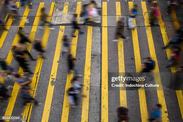 blurred motion on city street, hong kong - travessia de pedestres marca de rua - fotografias e filmes do acervo