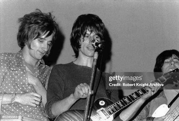 Photo of Jeff BECK and Ronnie WOOD and Ron WOOD and Rod STEWART and JEFF BECK GROUP; The Jeff Beck Group - L-R: Rod Stewart, Jeff Beck, Ron Wood...