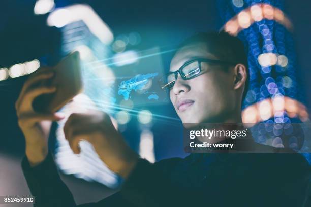 zakenman met futuristische gsm - business man technology travel stockfoto's en -beelden