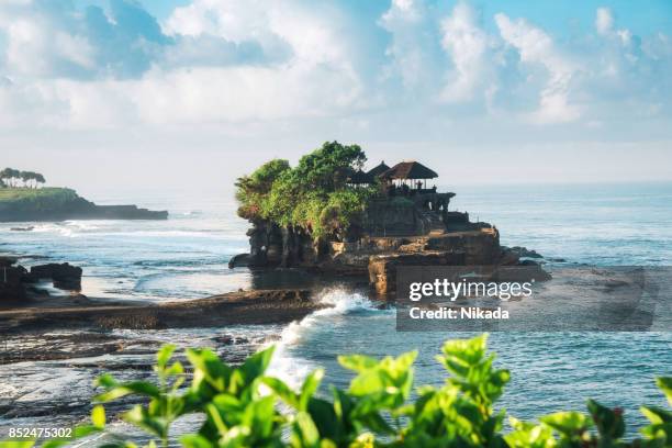 tanah lot, tempel van bali water - bali stockfoto's en -beelden