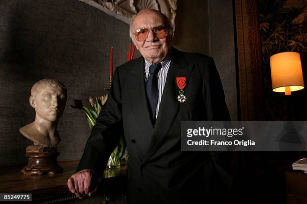 Italian director Francesco Rosi poses as he receives the Legion d'honneur medal at the French Academy in Rome of Villa Medici, March 4, 2009 in Rome,...