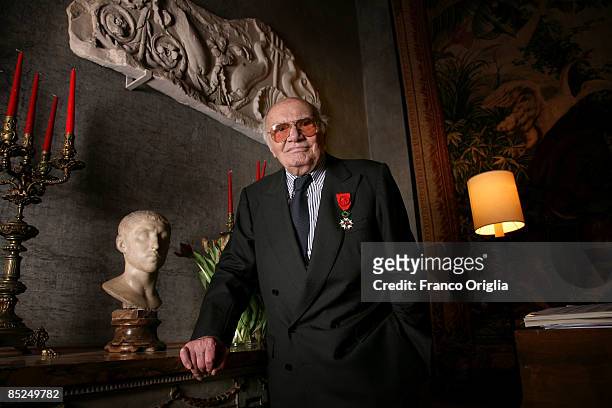 Italian director Francesco Rosi poses as he receives the Legion d'honneur medal at the French Academy in Rome of Villa Medici, March 4, 2009 in Rome,...