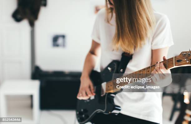 sie spielt für ihre liebe - guy loving music jazz stock-fotos und bilder