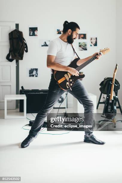 starker mann mit gitarre - guy loving music jazz stock-fotos und bilder