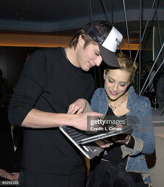 Ashton Kutcher and Brittany Murphy try the Compaq Tablet PC TC1000