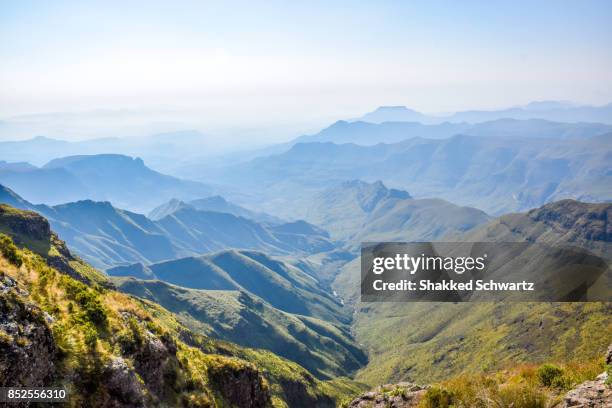 view of the drakensberg mountains - natal foto e immagini stock