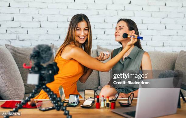 vrouwen doen een make-up vlog - visagist stockfoto's en -beelden