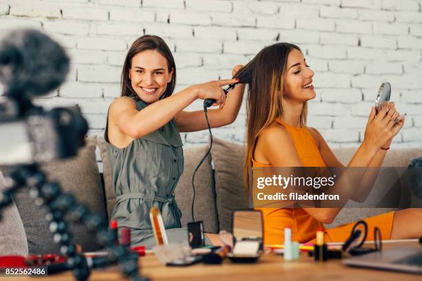 kapsel vlog - haar straighten stockfoto's en -beelden