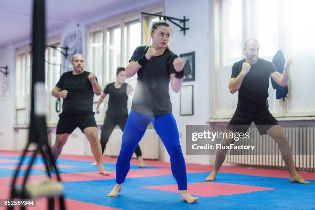 let's go strijd - zelfverdediging stockfoto's en -beelden