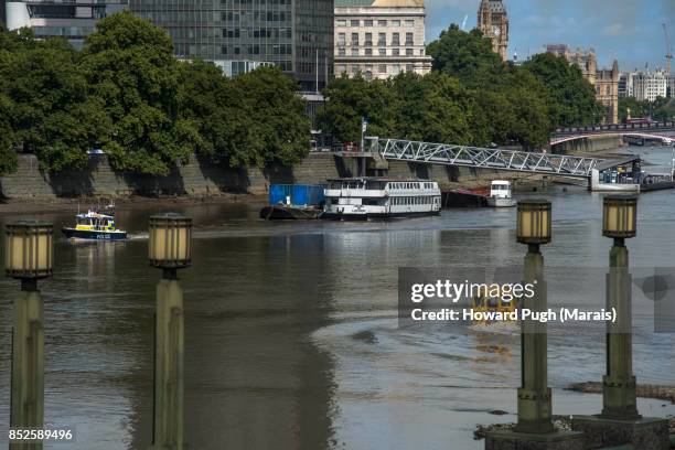 vauxhall bridge. tate gallery. millbank riverbus to london bridge - howard tate stock pictures, royalty-free photos & images