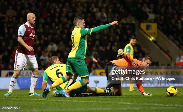 Norwich City's Gary Hooper before being fouled by West Ham United goalkeeper Jussi Jaaskelainen, resulting in a penalty