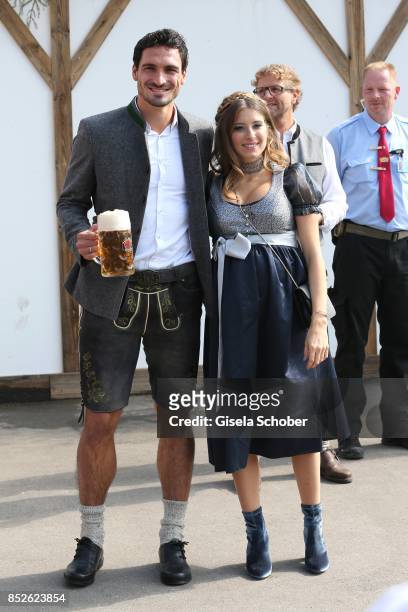 Mats Hummels and his wife Cathy Hummels during the "FC Bayern Wies'n" as part of the Oktoberfest at Theresienwiese on September 23, 2017 in Munich,...