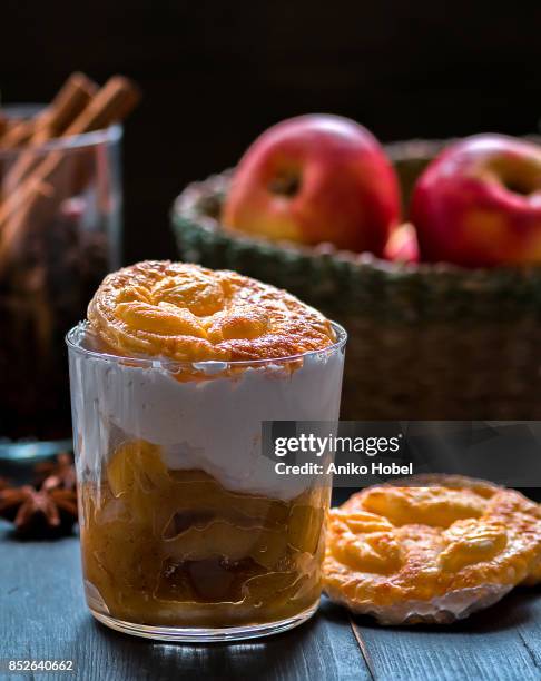 apple pie in a glass - aniko hobel 個照片及圖片檔