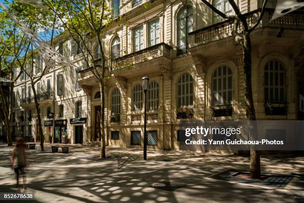 place questel, nimes, gard, france - nîmes photos et images de collection