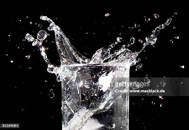 splash - overflowing glass stock-fotos und bilder